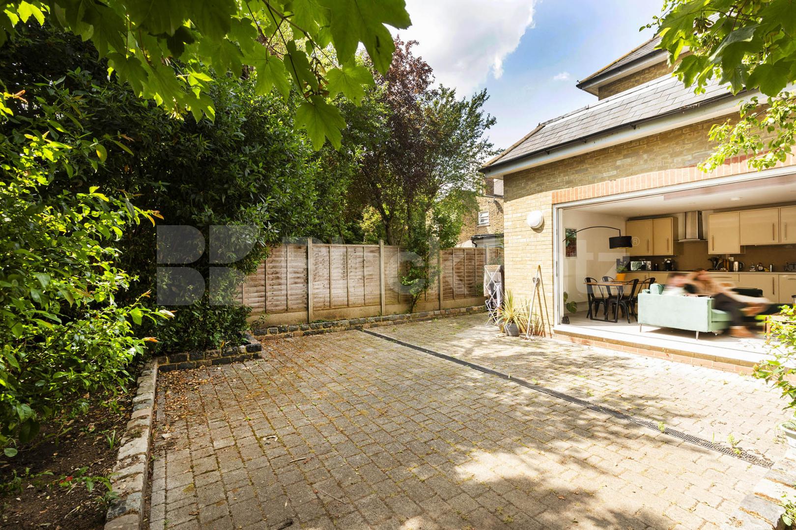 Stunning three double bedroom property with garden mins to tube Avenue Road, South Tottenham